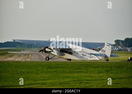 Iconic Ford Trimotor, im Besitz der Experimental Aircraft Association, wurde restauriert und bietet Fahrten im EAA Fly-in (AirVenture), Oshkosh, Wisconsin, USA Stockfoto