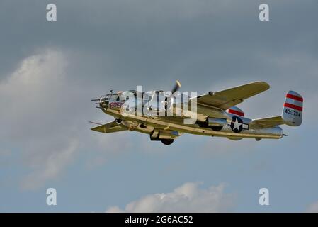 Zweiter Weltkrieg B-25 Mitchell-Bomberflugzeug, 'Panchito', das Luftangriffe auf dem EAA Fly-in (AirVenture), Oshkosh, Wisconsin, USA, abgab und Bombenangriffe abgab Stockfoto