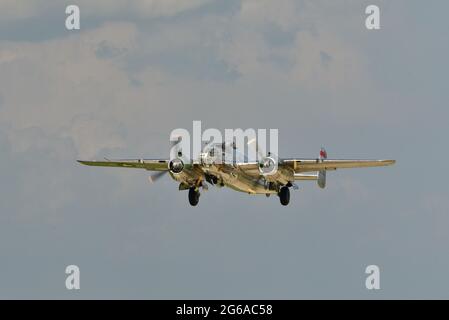 Zweiter Weltkrieg B-25 Mitchell-Bomberflugzeug, 'Panchito', das Luftangriffe auf dem EAA Fly-in (AirVenture), Oshkosh, Wisconsin, USA, abgab und Bombenangriffe abgab Stockfoto