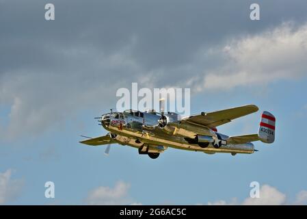 Zweiter Weltkrieg B-25 Mitchell-Bomberflugzeug, 'Panchito', das Luftangriffe auf dem EAA Fly-in (AirVenture), Oshkosh, Wisconsin, USA, abgab und Bombenangriffe abgab Stockfoto