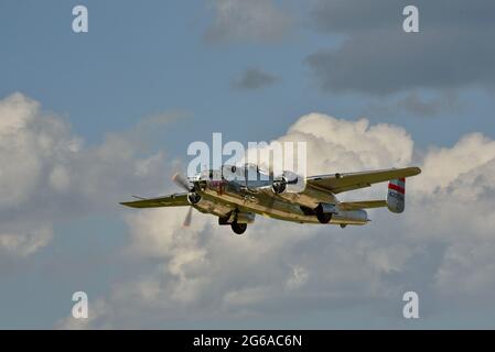 Zweiter Weltkrieg B-25 Mitchell-Bomberflugzeug, 'Panchito', das Luftangriffe auf dem EAA Fly-in (AirVenture), Oshkosh, Wisconsin, USA, abgab und Bombenangriffe abgab Stockfoto