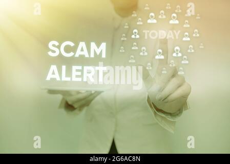 Schreibtext Scam Alert. Wort für betrügerisch Geld vom Opfer zu erhalten, indem sie ihn überzeugen Lady Holding Tablet Drücken auf Virtual Button Showing Stockfoto
