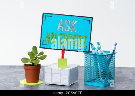 Textunterschrift mit „Fragen Sie einen Experten“. Wort auf Bestätigung geschrieben, die gelesen haben, die Richtlinien verstehen und mit ihnen übereinstimmen Tidy Workspace Setup Writing Stockfoto
