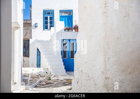 Kykladen Kythnos, Griechenland. Weiß getünchte Gebäude, enge gepflasterte Straße. Chora Dorf traditionelle Architektur in weißen und blauen Farben. So Stockfoto