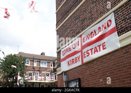 Kirby Estate in Bermondsey, Süd-Ost-London, deckte mit etwa 400 St George Flaggen zur Unterstützung der englischen Mannschaft für das verzögerte Euro 2020-Fußballturnier. Eine Tradition der Bewohner des Landguts seit 2012.das England-Team schlug die Ukraine 4-0 in Rom am 3. Juli, um es zum Halbfinale gegen Dänemark zu schaffen, das am 6. Juli in Wembley geplant ist. Stockfoto