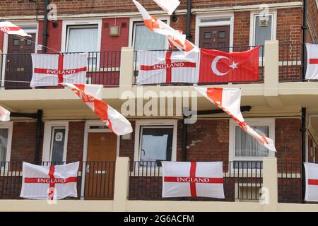 Kirby Estate in Bermondsey, Süd-Ost-London, deckte mit etwa 400 St George Flaggen zur Unterstützung der englischen Mannschaft für das verzögerte Euro 2020-Fußballturnier. Eine Tradition der Bewohner des Landguts seit 2012.das England-Team schlug die Ukraine 4-0 in Rom am 3. Juli, um es zum Halbfinale gegen Dänemark zu schaffen, das am 6. Juli in Wembley geplant ist. Stockfoto