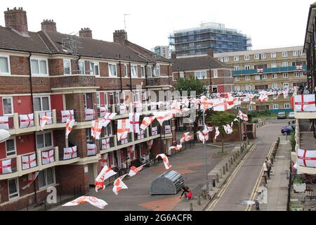 Kirby Estate in Bermondsey, Süd-Ost-London, deckte mit etwa 400 St George Flaggen zur Unterstützung der englischen Mannschaft für das verzögerte Euro 2020-Fußballturnier. Eine Tradition der Bewohner des Landguts seit 2012.das England-Team schlug die Ukraine 4-0 in Rom am 3. Juli, um es zum Halbfinale gegen Dänemark zu schaffen, das am 6. Juli in Wembley geplant ist. Stockfoto