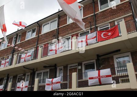 Kirby Estate in Bermondsey, Süd-Ost-London, deckte mit etwa 400 St George Flaggen zur Unterstützung der englischen Mannschaft für das verzögerte Euro 2020-Fußballturnier. Eine Tradition der Bewohner des Landguts seit 2012.das England-Team schlug die Ukraine 4-0 in Rom am 3. Juli, um es zum Halbfinale gegen Dänemark zu schaffen, das am 6. Juli in Wembley geplant ist. Stockfoto