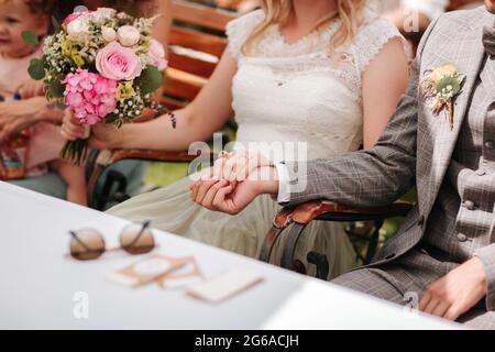 Braut und Bräutigam Hand in Hand hautnah Stockfoto