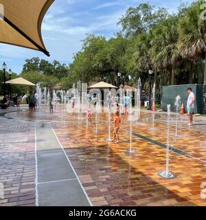 Orlando, FL USA - 23. Juni 2021: Kinder spielen in einem Springbrunnen in der Innenstadt von Winter Garden, Florida. Stockfoto