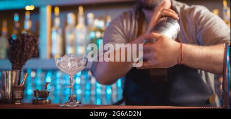 Barkeeper macht einen Cocktail mit Cocktail-Shaker Stockfoto