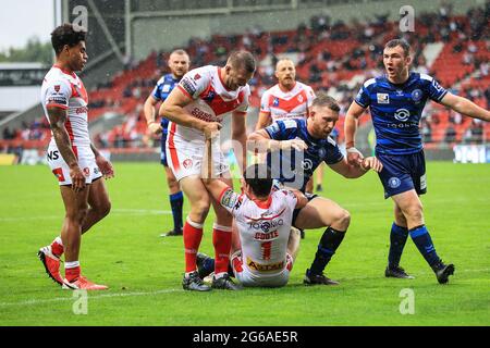 Lachlan Coote (1) von St. Helens feiert seinen Versuch Stockfoto