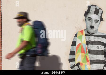 Pilgrim Walking neben klassischen Filmen Graffiti von Carcaboso Stadt, einer der Haltestellen auf der Silver Route. Caceres, Extremadura, Spanien Stockfoto