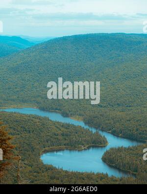 Bewaldete, wolkige Berglandschaft und Seen in der wunderschönen Region Saint-Donat in Quebec, Kanada. Stockfoto