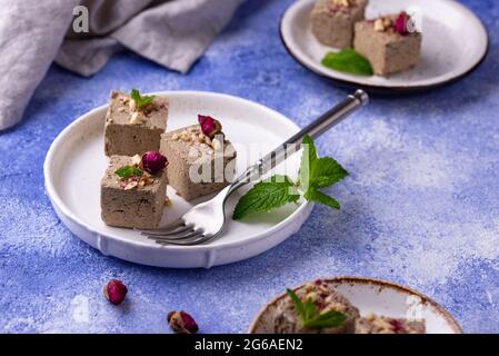 Halva mit Rosenblatt und Nüssen. Stockfoto