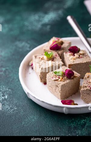 Halva mit Rosenblatt und Nüssen. Stockfoto
