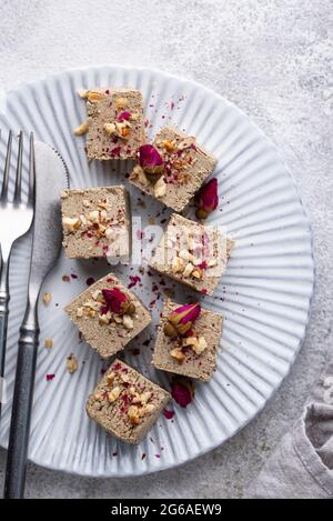 Halva mit Rosenblatt und Nüssen. Stockfoto