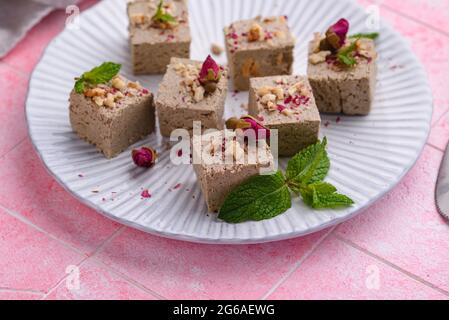 Halva mit Rosenblatt und Nüssen. Stockfoto