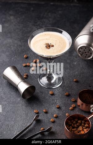 Espresso Martini Cocktails mit Kaffeebohnen Stockfoto