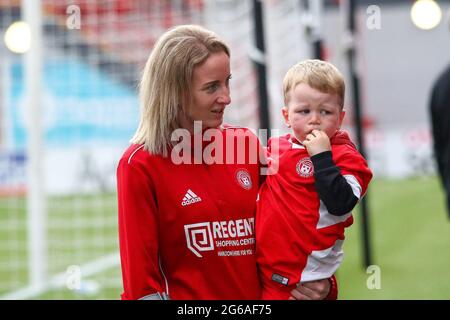 Feiern, als der Hamilton Academical Womens FC nach seinem Sieg im Jahr 3-0 bei der Scottish Building Society (Scottish Women's Premier League) 2 Fixture Hamilton Academical FC gegen Kilmarnock FC, Fountain of Youth Stadium, Hamilton, South Lanarkshire, 04/07/2021 | Credit Colin Poultney | www.Alamy.co.uk Stockfoto