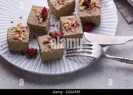 Halva mit Rosenblatt und Nüssen. Stockfoto