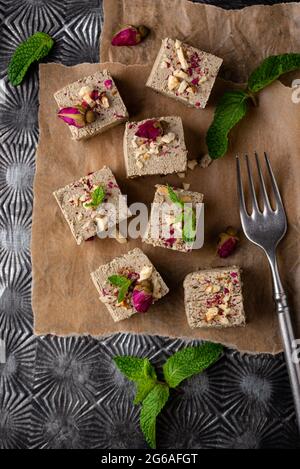 Halva mit Rosenblatt und Nüssen. Stockfoto