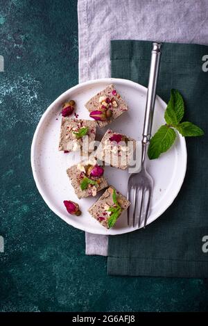 Halva mit Rosenblatt und Nüssen. Stockfoto