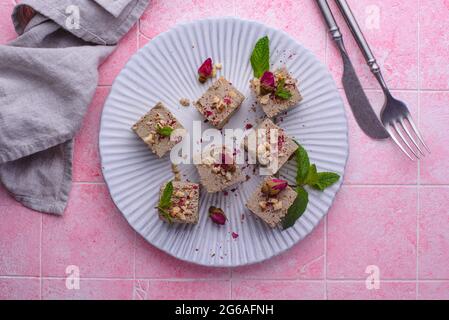 Halva mit Rosenblatt und Nüssen. Stockfoto
