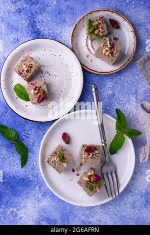 Halva mit Rosenblatt und Nüssen. Stockfoto