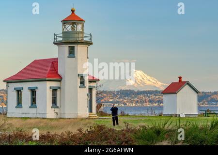 Schöner Point Robinson Leuchtturm mit Mount Rainier im Hintergrund während des Sonnenuntergangs Stockfoto