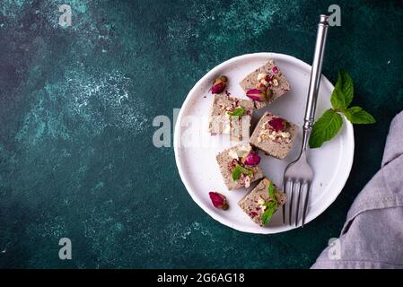 Halva mit Rosenblatt und Nüssen. Stockfoto