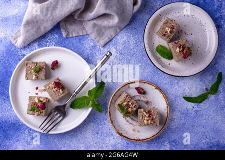 Halva mit Rosenblatt und Nüssen. Stockfoto