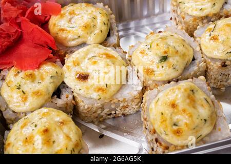 Gebackene Brötchen mit Käse in einem Behälter aus nächster Nähe Stockfoto