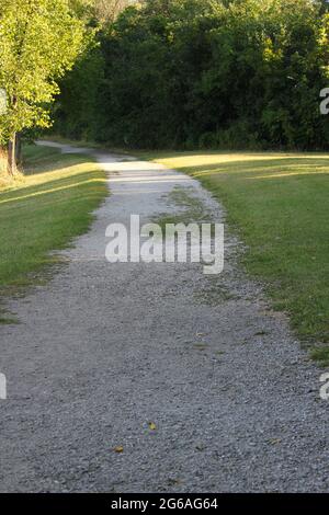 Wanderweg und Wanderweg an einem sonnigen Tag im Park. Stockfoto