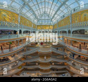 Paris, Frankreich - 07 02 2021: Kaufhaus La Samaritaine. Innenansicht des Gebäudes Stockfoto