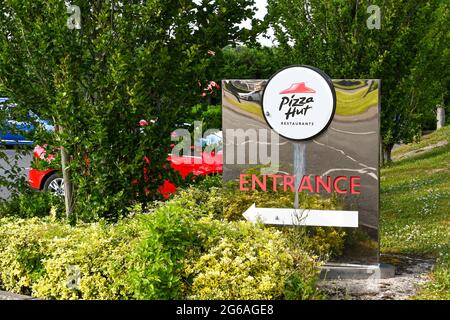 Stonehenge Services, in der Nähe von Andover, England - Juni 2021: Schild vor einer Filiale der Pizza Hut Restaurantkette Stockfoto