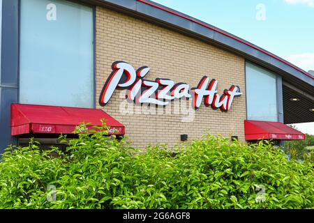 Stonehenge Services, in der Nähe von Andover, England - Juni 2021: Schild an der Außenseite einer Filiale der Pizza Hut Restaurantkette Stockfoto