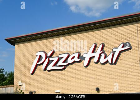 Stonehenge Services, in der Nähe von Andover, England - Juni 2021: Schild an der Außenseite einer Filiale der Pizza Hut Restaurantkette Stockfoto