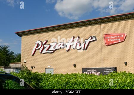 Stonehenge Services, in der Nähe von Andover, England - Juni 2021: Schild an der Außenseite einer Filiale der Pizza Hut Restaurantkette Stockfoto