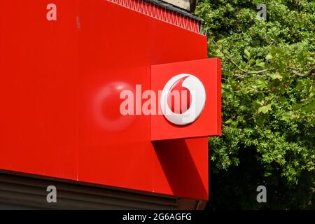 Bournemouth, England - 2021. Juni: Zeichen an der Wand einer Niederlassung von Vodafone im Stadtzentrum Stockfoto