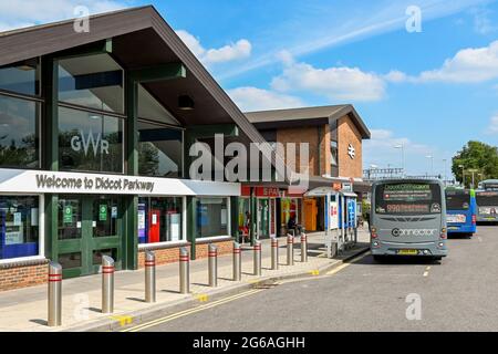 Didcot, England - Juni 2021: Eingang zum Bahnhof Didcot Parkway mit einem Bus, der vor der Bushaltestelle abgestellt wird. Es handelt sich um einen Verkehrsknotenpunkt. Stockfoto