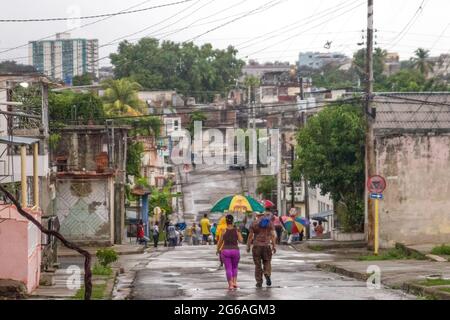 Das kubanische Volk steht in der Schlange, nachdem die Gefahr des Hurrikans Elsa vorüber war. Die Stadt Santiago de Cuba war am 4. Juli 2021 von mittleren Niederschlägen betroffen Stockfoto