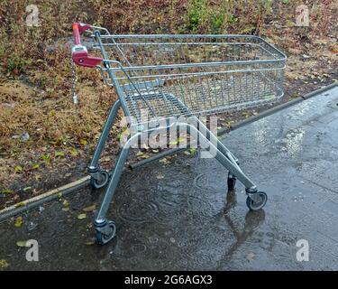 Glasgow, Schottland, Großbritannien, 4. Juli 2021. Wetter in Großbritannien: Dramatische sintflutartige Regenfälle und Stürme sahen Überschwemmungen im Nordwesten der Stadt und sainsburys drumchapel im großen westlichen Einkaufszentrum geschlossen heute Nachmittag um 2.30 Uhr wegen Überschwemmungen vor der normalen Schließzeit um 22 Uhr das Band q Store nebenan war ebenfalls gezwungen, zu schließen. . Quelle: Gerard Ferry/Alamy Live News Stockfoto