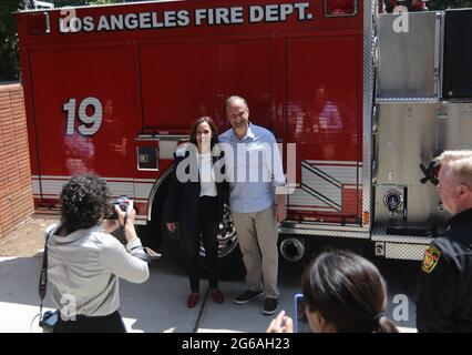 Los Angeles, Usa. Juli 2021. Vizepräsidentin Kamala Harris und ihr Ehemann, zweiter Gentleman Douglas Emhoff, besuchen am Sonntag, den 4. Juli 2021, die LAFD Station 19 im Stadtteil Brentwood in Los Angeles, Kalifornien. Poolfoto von David Swanson/UPI Credit: UPI/Alamy Live News Stockfoto