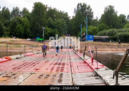 WEISSRUSSLAND, NOWOPOLOTSK - 02 JULE, 2021: Im Sommer gehen die Menschen auf der ausgeklappten Pontonbrücke Stockfoto