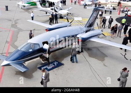 Während der EBACE, Europas grösste Private Aviation Messe in Genf, stehen dutzende von Business-Jets auf dem Rollfeld des Flughafen Cointreau in Gen Stockfoto