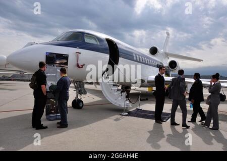 Die dunklen Wolken über dem Airline-Himmel lichten sich langsam: An der EBACE, Europas grösste Private Aviation Messe in Genf, zeigen Flugzeugherste Stockfoto