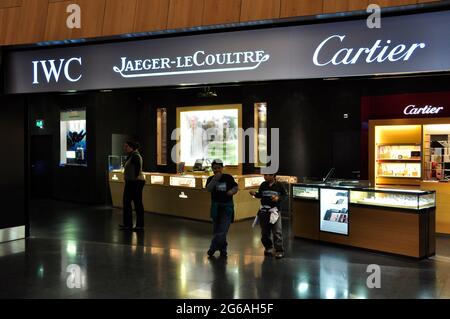 Flughafen Zürich, Abflughalle, Flupassagiere, Duty Free, Juweliere, Gold- Silberschmuck, Uhren, Zürich-Flughafen, Schmuck, schweizer Uhren, Passagiere Stockfoto