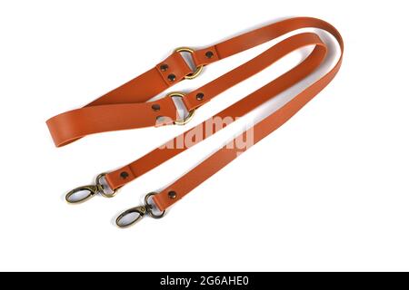 Beige braun orange Ledergürtel mit Karabiner und Metall-Accessoires isoliert auf weißem Hintergrund. Verwendung für Taschen und Koffer Stockfoto