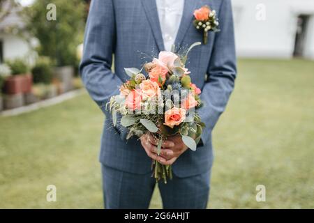 Bräutigam hält Brautblumen aus nächster Nähe Stockfoto